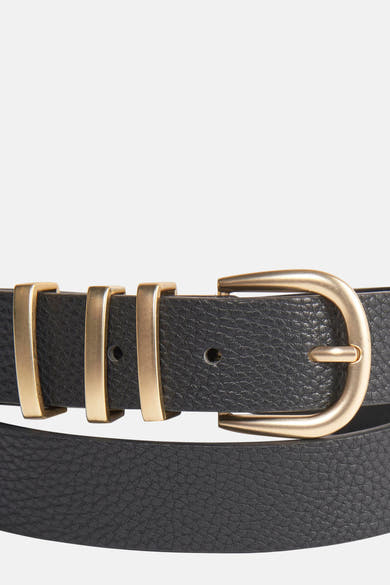 Zwarte textuurriem van PIECES®, met gouden gesp en gouden riemlussen, close-up.