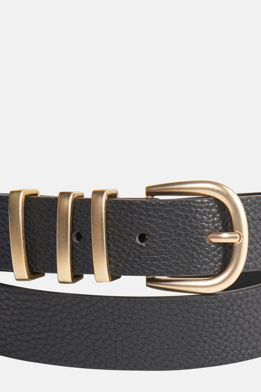 Zwarte textuurriem van PIECES®, met gouden gesp en gouden riemlussen, close-up.