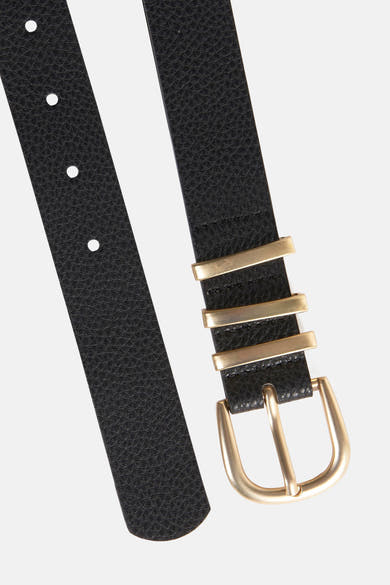 Ceinture noire de PIECES® avec boucle dorée et texture grainée.