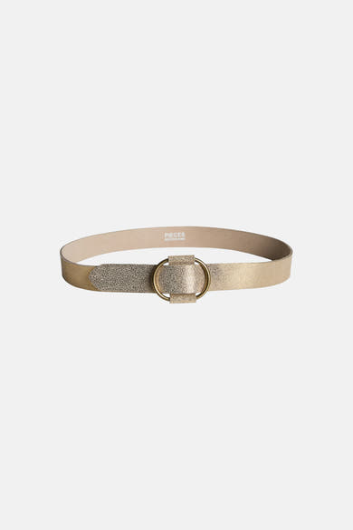 Ceinture dorée de PIECES® avec boucle double-anneau et texture mouchetée.