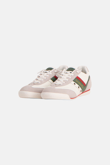 Witte PANTOFOLA D'ORO sneakers, met crèmekleurige textuurzool, driekleurige groen-wit-rode strepen op de hiel en suède inzetstukken.