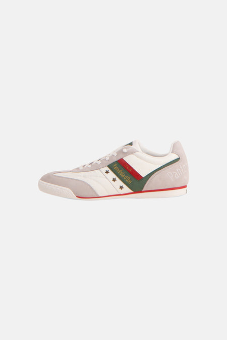 Witte PANTOFOLA D'OR sneakers met grijze inzetten, sterren en een rode en groene streep aan de zijkant.