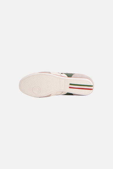 Baskets blanches de PANTOFOLA D'ORO, avec semelle texturée crème, rayures tricolores vert-blanc-rouge au talon et empiècements en daim.