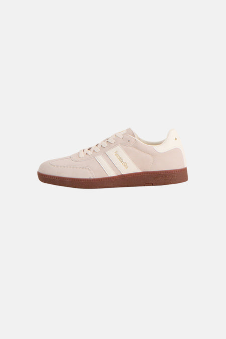 Beige sneakers van Pantofola d'Oro met drie witte strepen aan de zijkant en een bruine zool.
