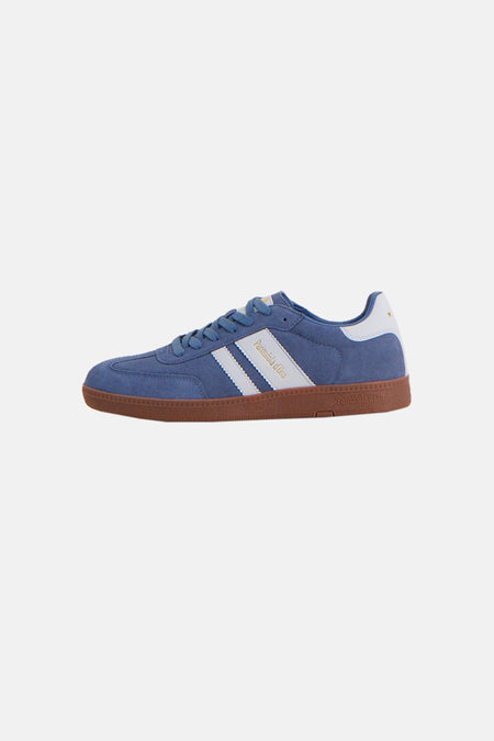 Blauwe suède sneakers van Pantofola d'Oro met witte strepen aan de zijkant en een bruine zool.