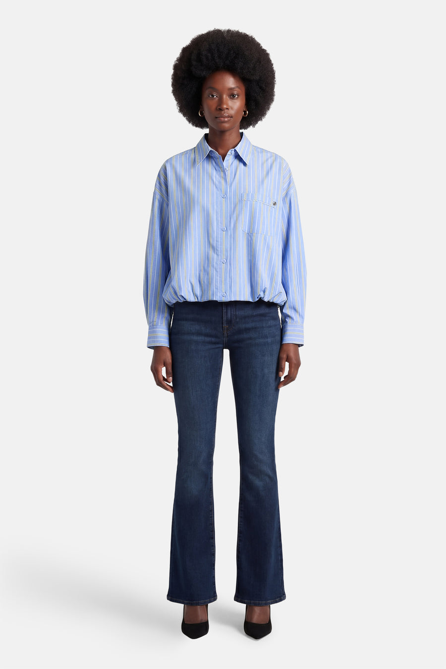 Chemise à manches longues bleue à rayures by ADORE, avec des poches et des boutons.