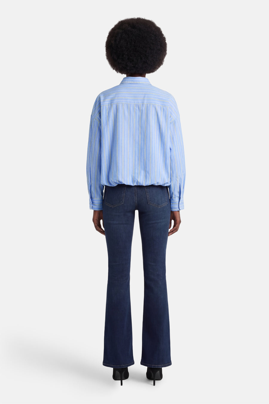 Chemise à manches longues bleue à rayures par ADORE, vue de dos portée avec un jean foncé évasé et des talons noirs.
