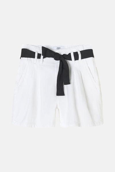 Short blanc de Le Temps des Cerises avec une ceinture noire nouée à la taille.