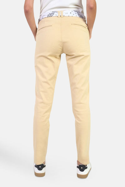 Beige chino van Le Temps des Cerises, slim fit, gedragen met een wit T-shirt en sneakers.