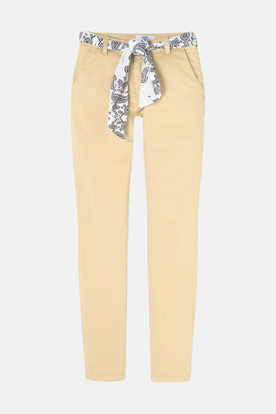 Chino beige de Le Temps des Cerises avec une ceinture à motif foulard nouée.
