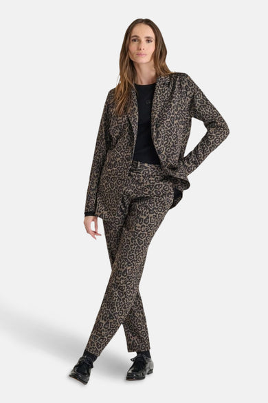 Multikleuren broek van Le Temps des Cerises, met luipaardprint gedragen met een bijpassende blazer en een zwarte trui.