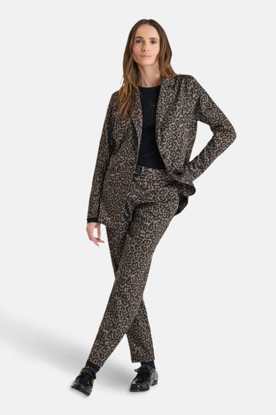 Multikleuren broek van Le Temps des Cerises, met luipaardprint gedragen met een bijpassende blazer en een zwarte trui.