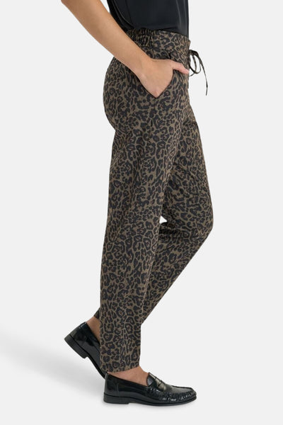 Multikleuren broek van Le Temps des Cerises, met luipaardprint, gedragen met zwarte loafers.