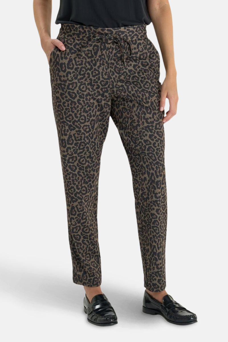 Multikleurige broek van Le Temps des Cerises, met luipaardprint en trekkoord in de taille.