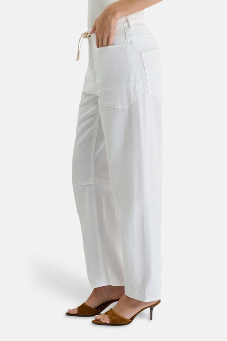 Jean en denim blanc de Le Temps des Cerises, coupe ample, avec poches et coutures apparentes.