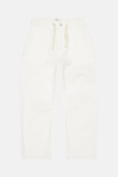 Jean blanc en denim, de Le Temps des Cerises, avec une ceinture à cordon et des poches.