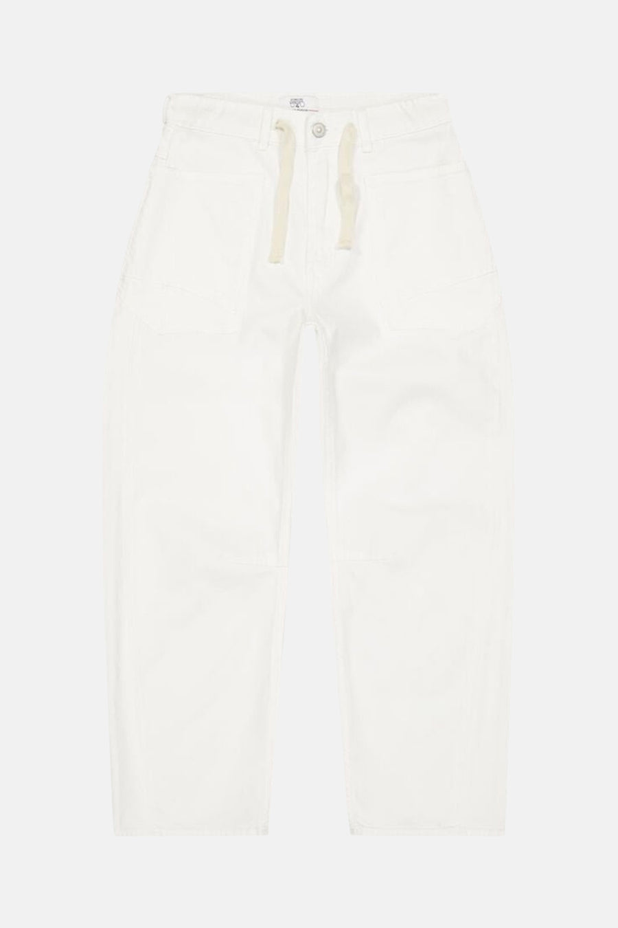 Jean blanc en denim, de Le Temps des Cerises, avec une ceinture à cordon et des poches.