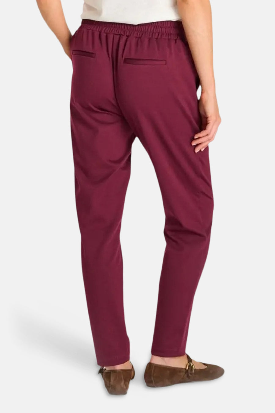 Pantalon bordeaux élastique de Le Temps des Cerises, vue arrière, poches plaquées, coupe ajustée, porté avec chaussures marron