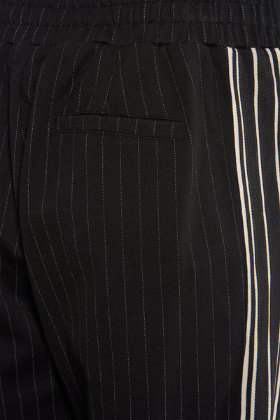 Zwarte joggingbroek van Le Temps des Cerises, met fijne verticale strepen en witte zijstrepen.