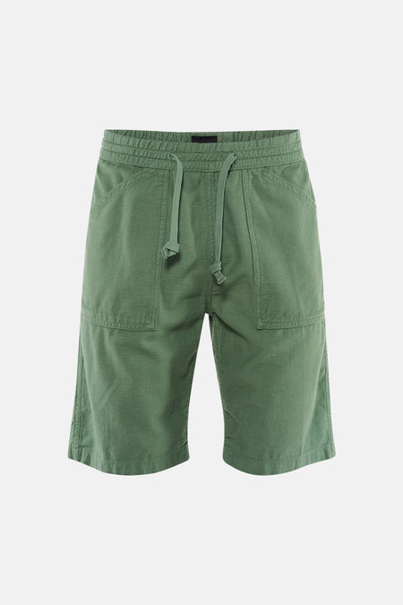 Short vert en toile de Le Temps des Cerises, avec taille élastiquée, cordon et poches plaquées.