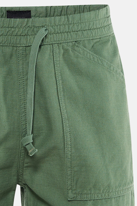 Short vert de Le Temps des Cerises avec taille élastiquée, cordon de serrage et poches latérales.