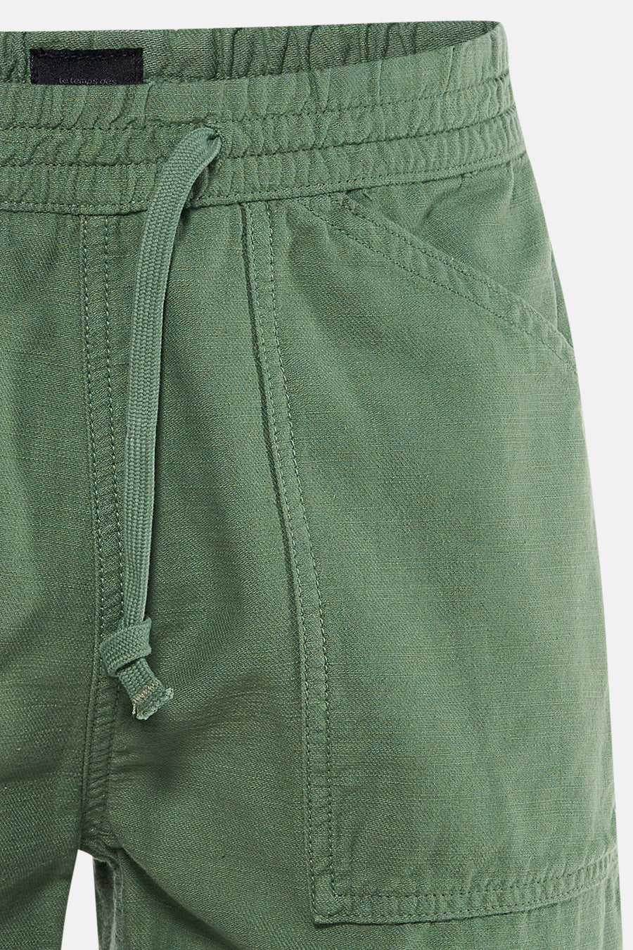 Short vert de Le Temps des Cerises avec taille élastiquée, cordon de serrage et poches latérales.