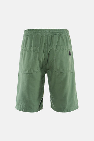 Short vert de Le Temps des Cerises, dos avec taille élastiquée, tissu texturé, deux poches plaquées et étiquette noire.