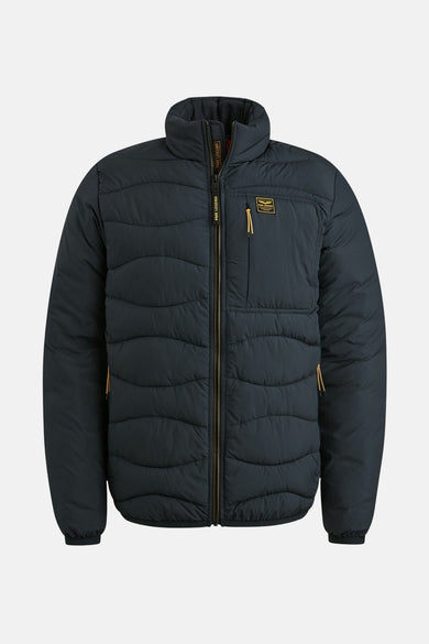 Blauwe regenjas van PME Legend, met golvend doorgestikt patroon op een witte achtergrond.