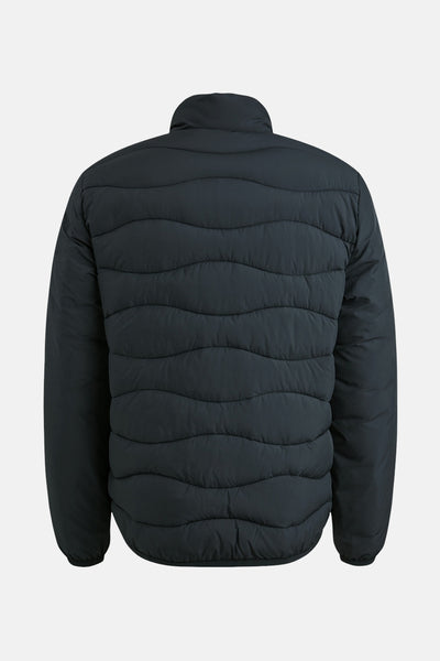 Veste de pluie bleue de PME Legend, avec motif matelassé ondulé sur un fond blanc.