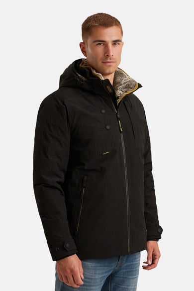 Zwarte regenjas van PME Legend, met capuchon met bontrand en ritssluiting.