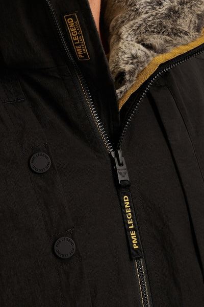 Imperméable noir de PME Legend avec fermeture éclair et détails de texture.
