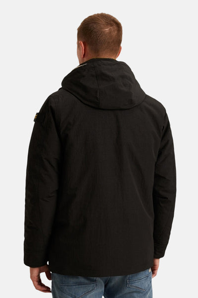 Veste de pluie noire de PME Legend, avec capuche et texture subtile, vue de dos.
