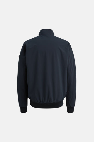 Blauwe regenjas van PME Legend, achterzijde, met opstaande kraag en elastische manchetten.