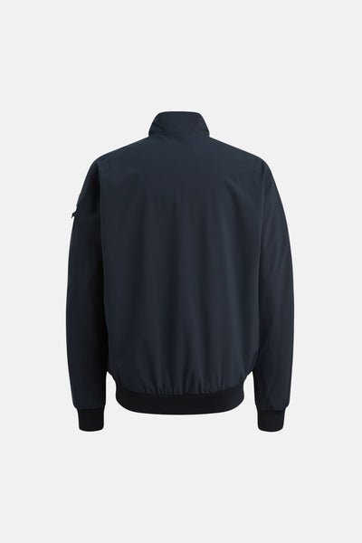 Blauwe regenjas van PME Legend, achterzijde, met opstaande kraag en elastische manchetten.