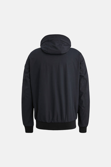 Imperméable bleu de PME Legend, avec une capuche et des poignets et une base côtelés noirs.