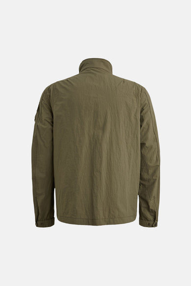Veste de pluie vert par PME Legend, avec fermeture à glissière, de texture légèrement froissée, vue de dos.
