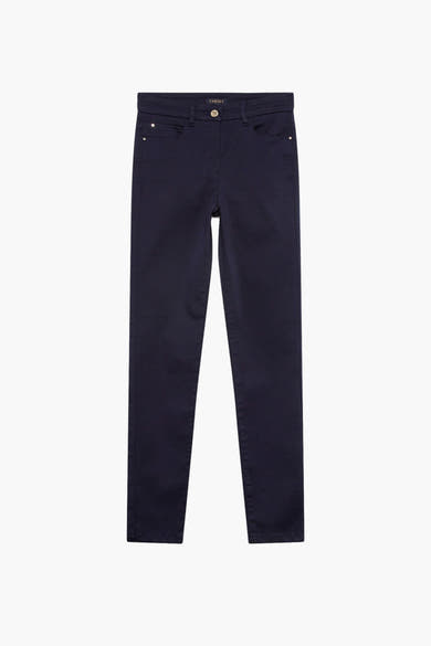 Gekleurde blauwe broek van CAROLL, met decoratieve gouden klinknagels op de zakken, gepresenteerd op een witte achtergrond.