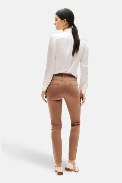 Cognac kleurige broek van CAROLL, gedragen met een witte blouse en beige schoenen, achterzicht.