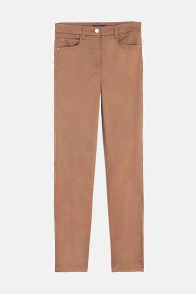 Cognac kleurige broek van CAROLL, met voorzakken en decoratieve klinknagels, op een neutrale achtergrond.