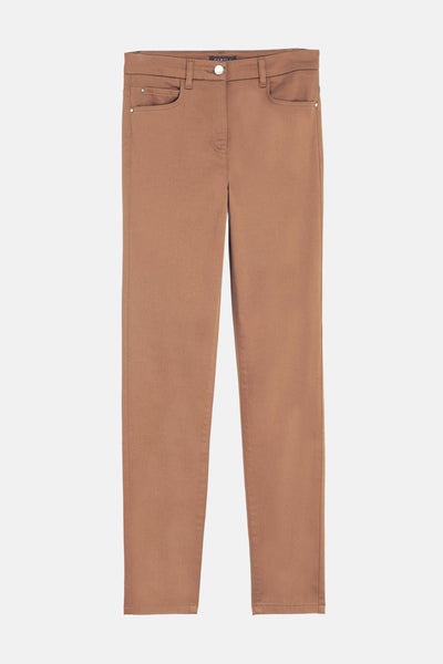Cognac kleurige broek van CAROLL, met voorzakken en decoratieve klinknagels, op een neutrale achtergrond.