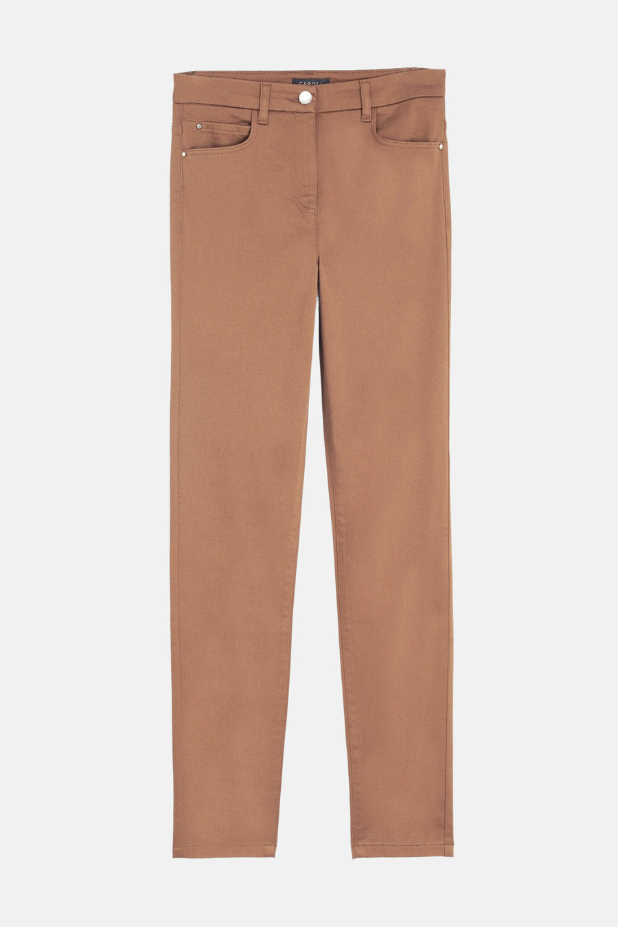 Cognac kleurige broek van CAROLL, met voorzakken en decoratieve klinknagels, op een neutrale achtergrond.