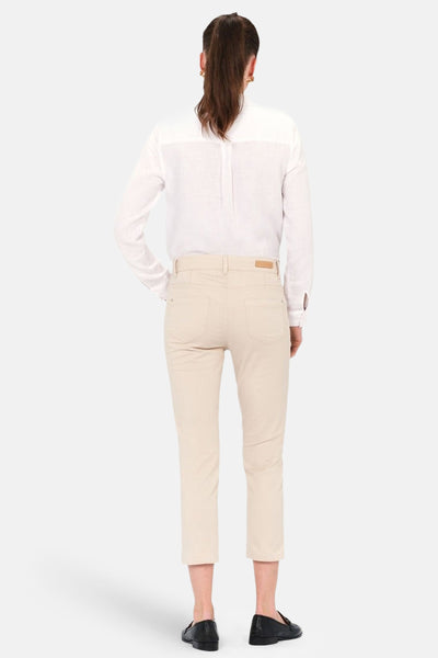 Chino 7/8 beige de Caroll, porté avec une chemise blanche et des mocassins noirs, vue de dos.

