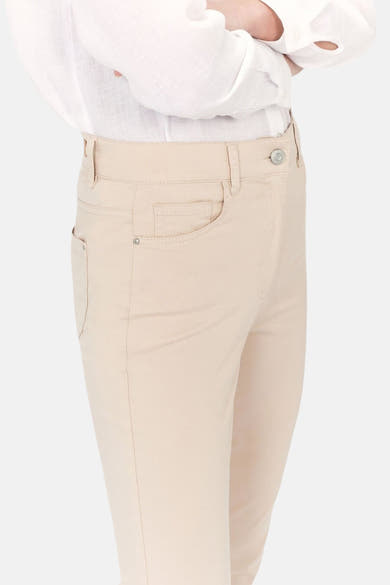 Pantalon chino 7/8 beige de CAROLL, avec poches avant et passants de ceinture.