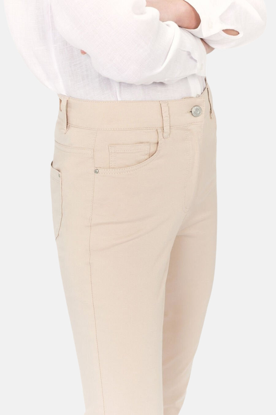 Pantalon chino 7/8 beige de CAROLL, avec poches avant et passants de ceinture.