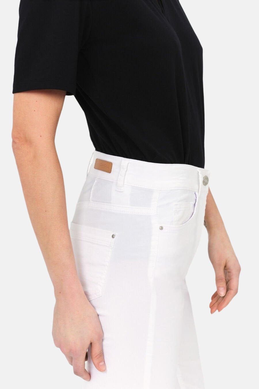 Chino 7/8 blanc de CAROLL, avec poches et détail du logo sur la ceinture, porté avec un t-shirt noir.