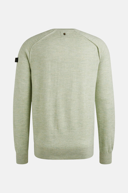 Groene trui met ronde hals van PME Legend, in fijne gemêleerde breiwerk met een zwart logopatch op de mouw.