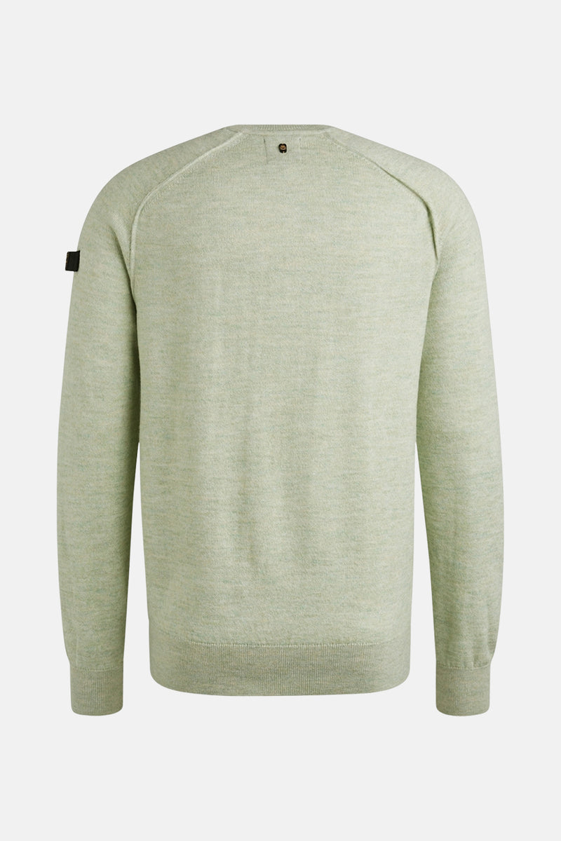 Groene trui met ronde hals van PME Legend, in fijne gemêleerde breiwerk met een zwart logopatch op de mouw.