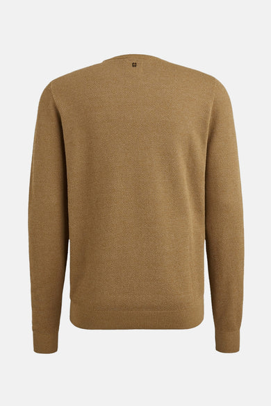 Pull à col rond ocre de PME Legend, avec une texture tricotée visible et une coupe classique.

