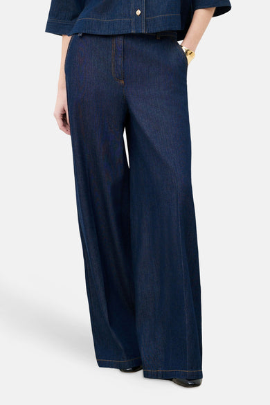 Wijde jeans in donkerblauw denim van CAROLL, met ingebouwde riem en contrasterende stiksels in camelkleur.