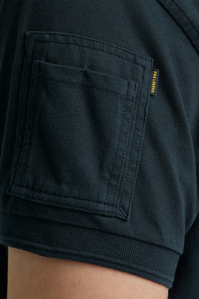 Polo bleu de Pme Legend, avec une poche poitrine carrée, et un badge logo discret.